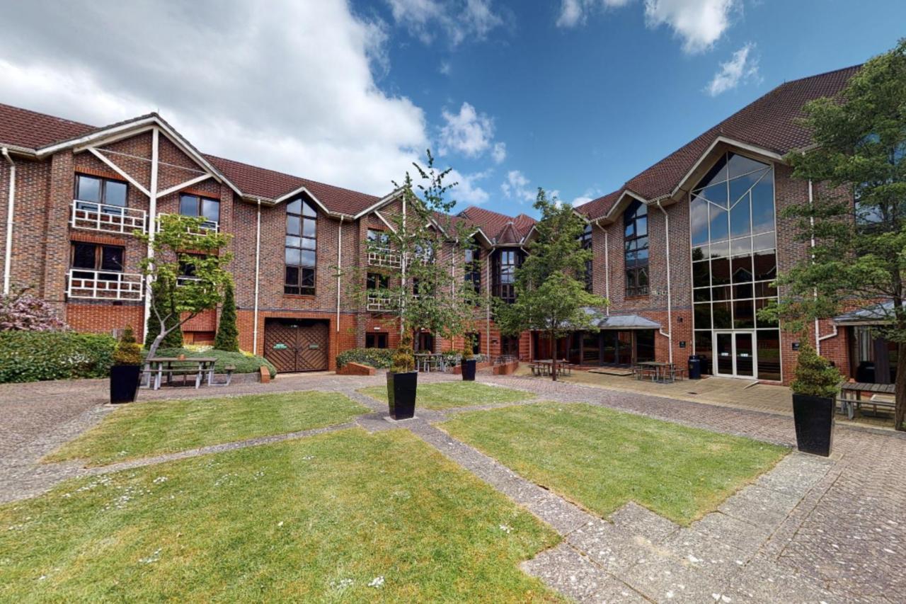 Village Hotel Swindon Exterior foto